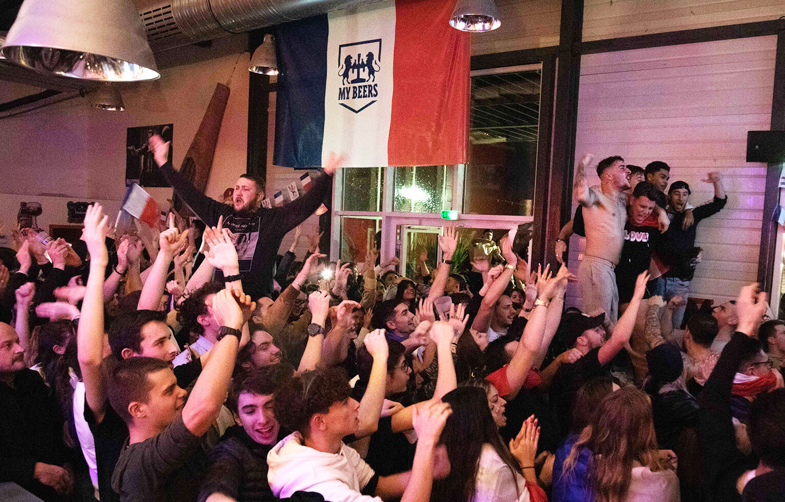 Coupe du monde de foot au My Beers avec des clients en folie