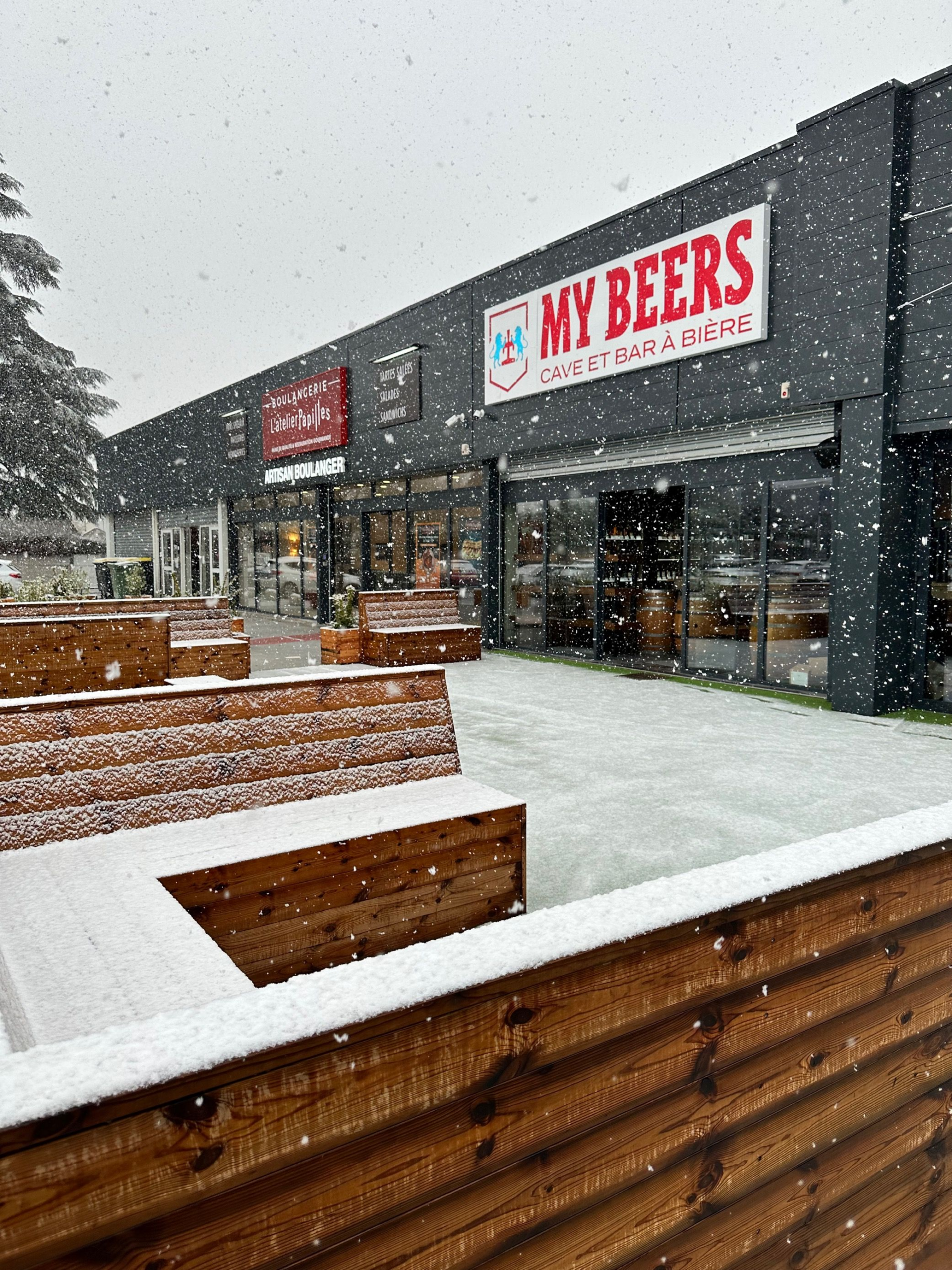 Devanture-orleans-etablissement-neige-enseigne.png