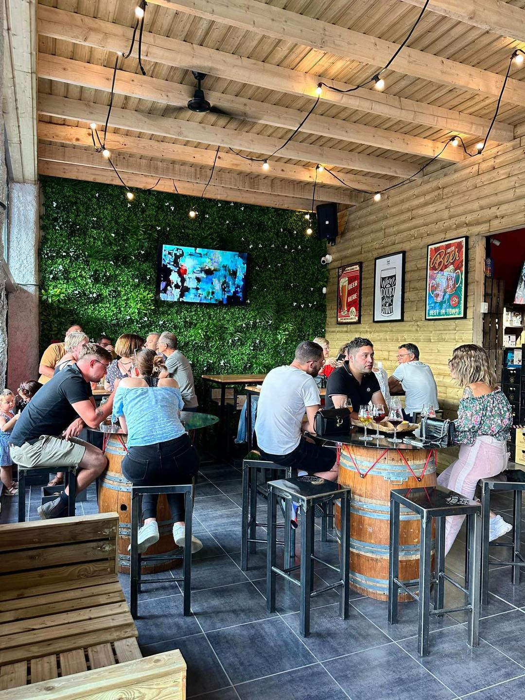 La terrasse intérieure du My Beers Tournon avec son mur végétal